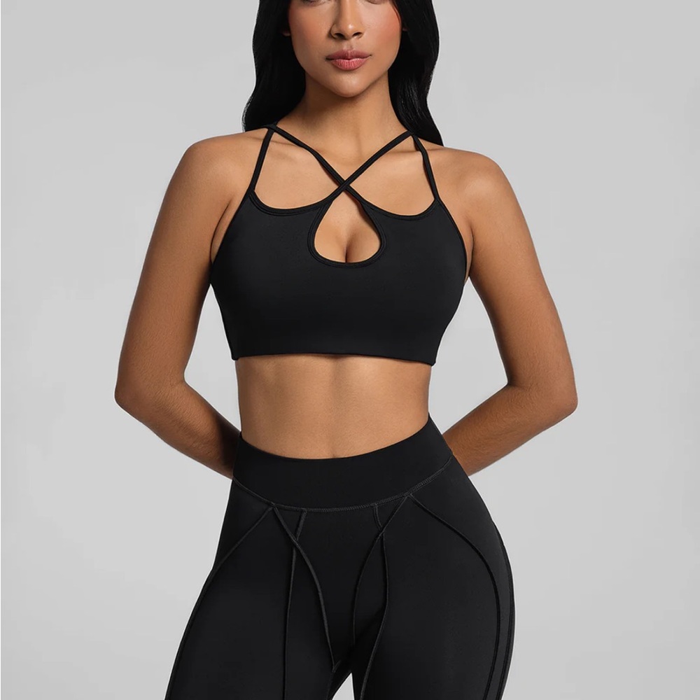 Elegant Black Cross-Strap Sports Bra